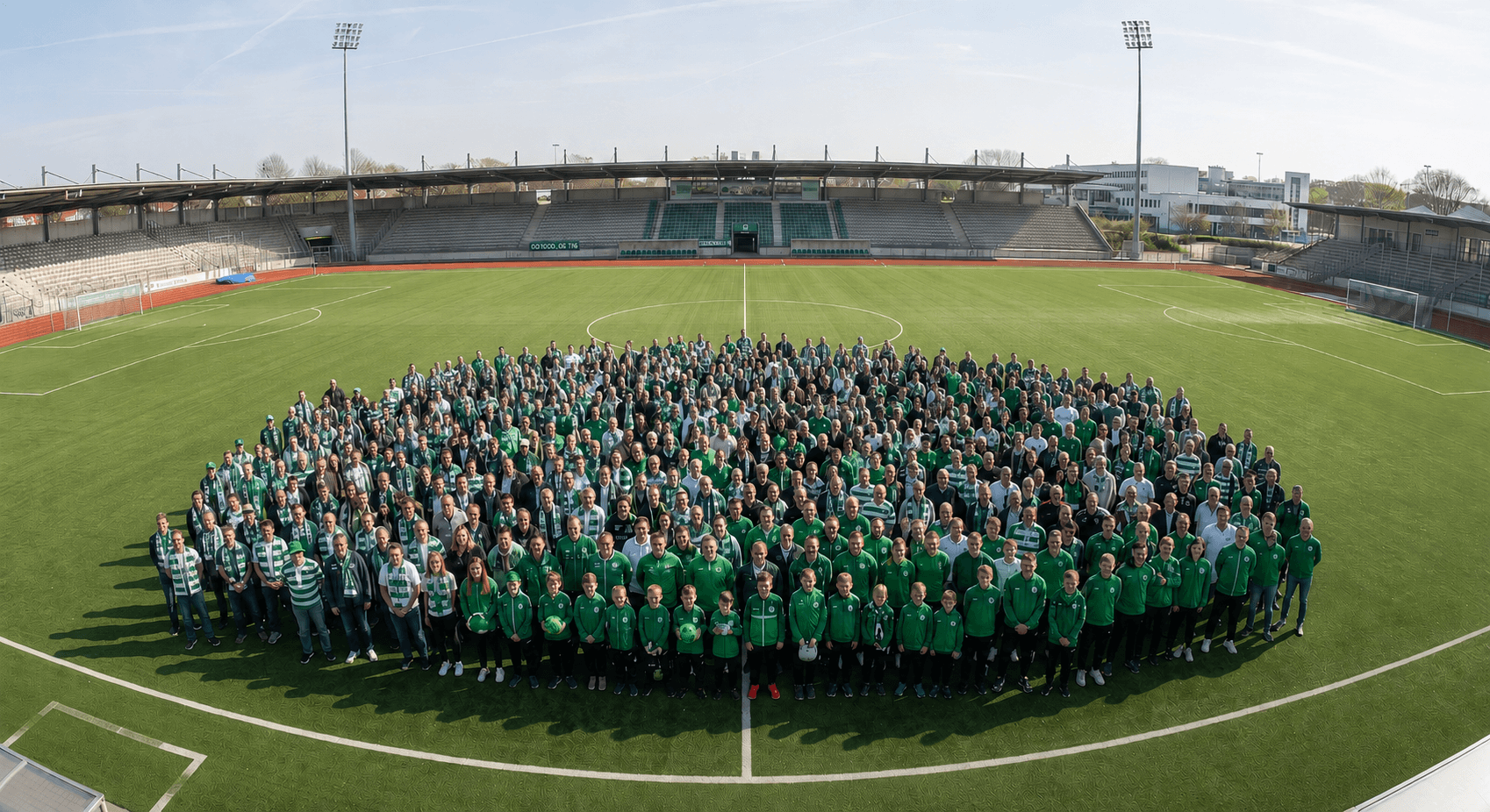 Vereinsfoto – alle Mitglieder auf dem Spielfeld
